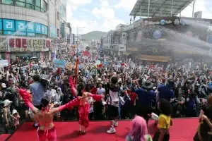 ‘물의 즐거움에 K 컬처 더해’···장흥 물축제 45만명 북적