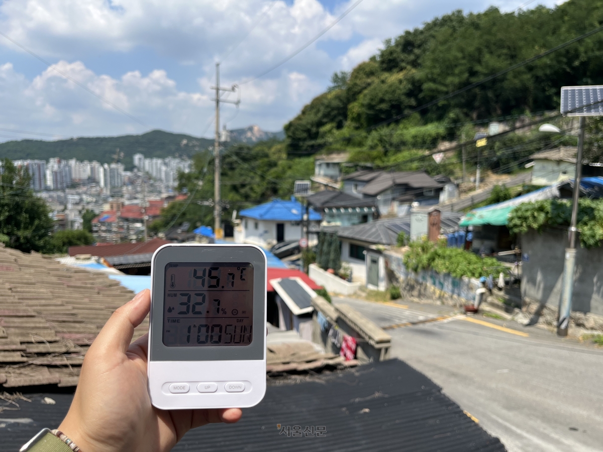 서울 최고기온이 35도를 기록한 2일 오후 서울 서대문구 홍제동 개미마을의 기온이 45도를 넘긴 모습. 박다운 기자