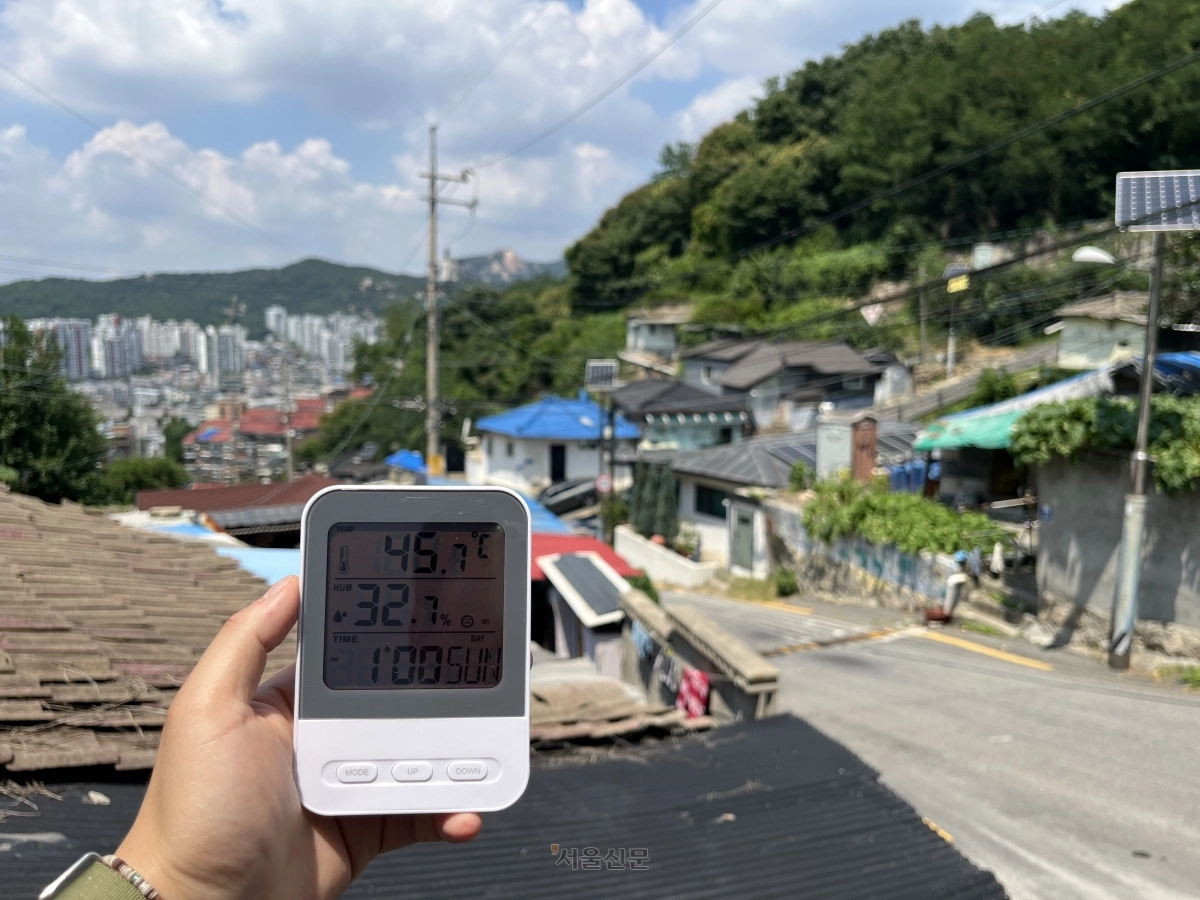 서울 최고기온이 35도를 기록한 2일 오후 서울 서대문구 홍제동 개미마을의 기온이 45도를 넘긴 모습. 박다운 기자