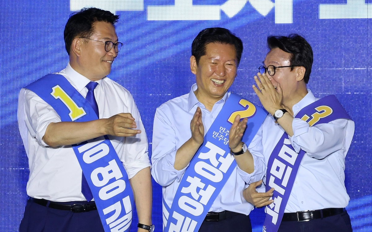 송영길(왼쪽부터), 정청래, 김민석 당대표 후보가 2일 부산 벡스코에서 열린 더불어민주당 당대표·최고위원 순회경선 합동연설회에서 대화하며 미소 짓고 있다. 2026.8.2 연합뉴스