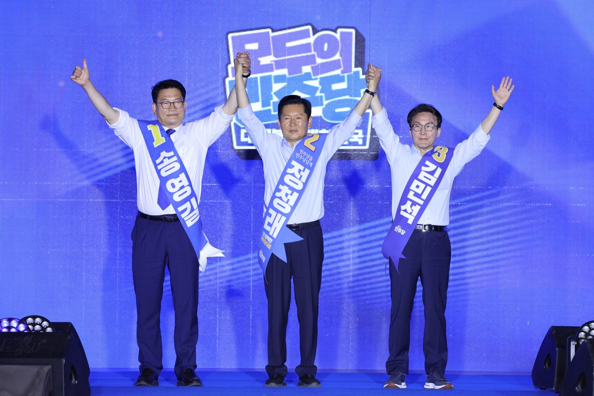 더불어민주당 8·17전당대회 당대표 선거에 출마한 송영길(왼쪽부터)·정청래·김민석 후보가 2일 부산 벡스코에서 열린 순회경선 합동연설회에서 양손을 들고 당원들에게 인사하고 있다. 부산 뉴스1