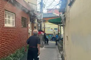 오래된 양철문도 불덩이…노후주택 안은 ‘가마솥’
