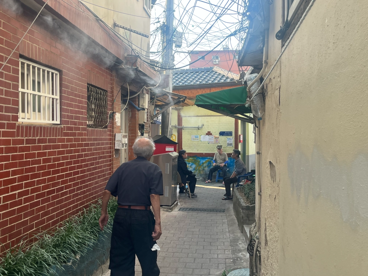 전국 대부분 지역에 폭염특보가 내려진 2일 서울 창신동 쪽방촌 골목 초입에서 주민들이 냉각 안개 아래로 그늘을 찾아 의자를 옮기며 무더위를 견디고 있다. 박다운 기자