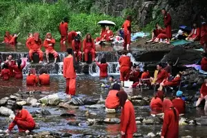 북적이는 공공 계곡…이용 둘러싼 논란