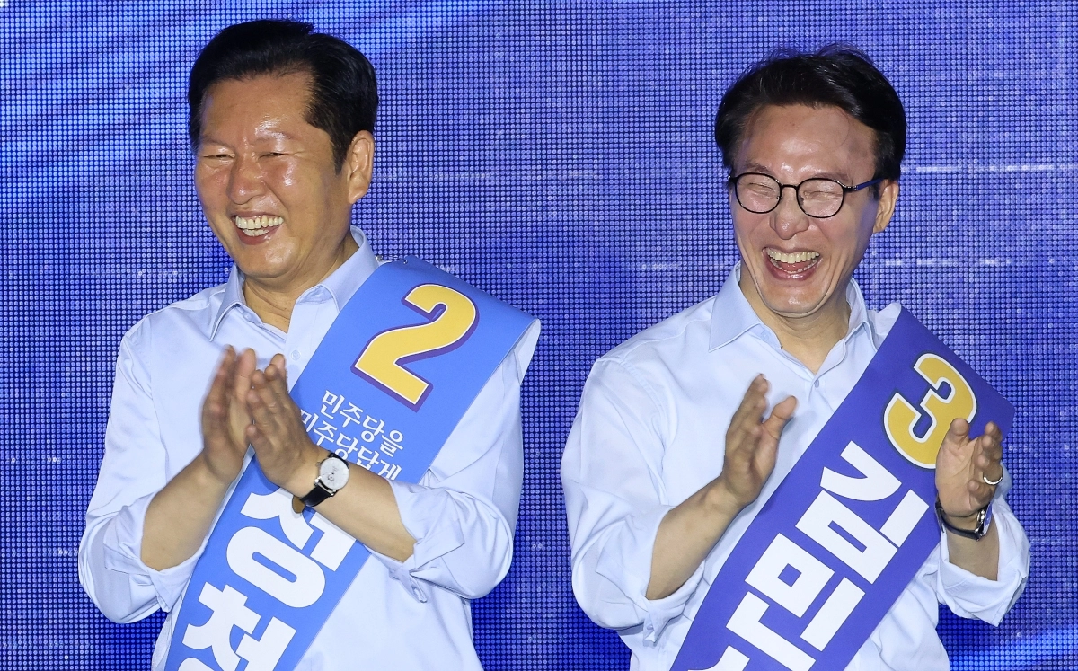 정청래, 김민석 당 대표 후보가 2일 부산 벡스코에서 열린 더불어민주당 당대표·최고위원 순회경선 합동연설회에서 미소 짓고 있다. 2026.8.2. 연합뉴스