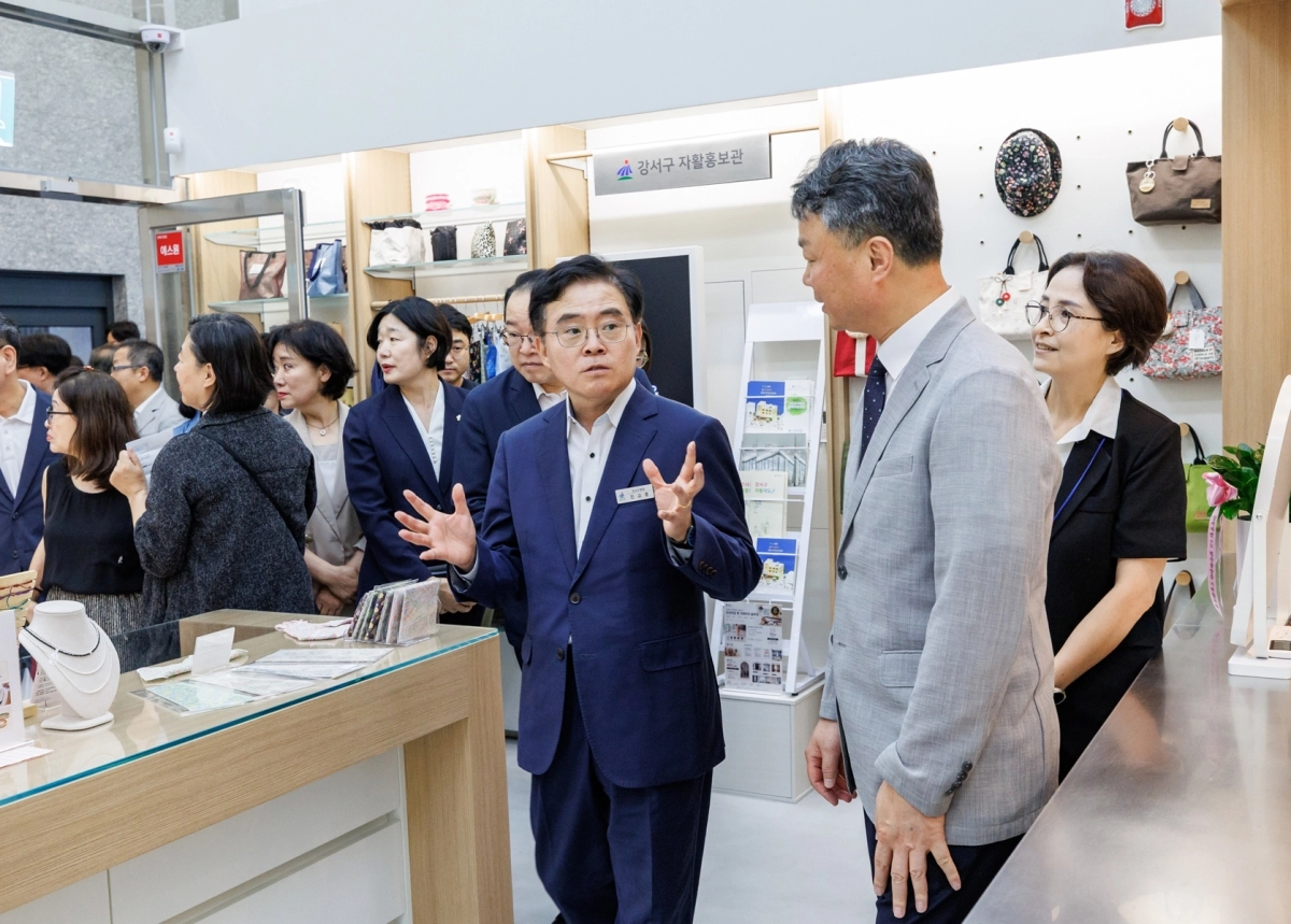 진교훈(가운데) 서울 강서구청장이 지난 24일 개관한 자활홍보관 ‘강서마켓온’을 둘러보고 있다.  강서구 제공