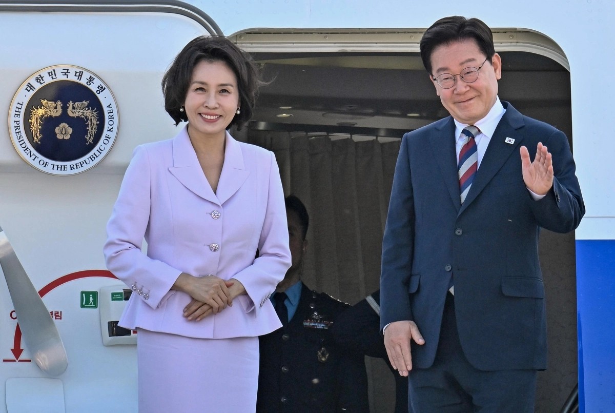 이재명 대통령과 김혜경 여사가 2일(현지시간) 독일 프랑크푸르트 국제공항 공군 1호기에서 환송객에게 인사하고 있다. 2026.8.3  연합뉴스