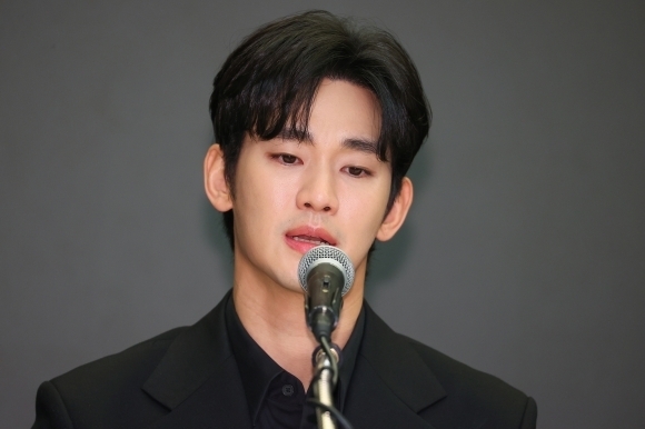 배우 김수현이 서울 마포구 스탠포트호텔에서 긴급 기자회견을 열고 고(故) 김새론이 미성년자일 때부터 교제했다는 의혹을 비롯한 각종 논란에 대해 입장을 밝히고 있다. 2025.3.31 연합뉴스