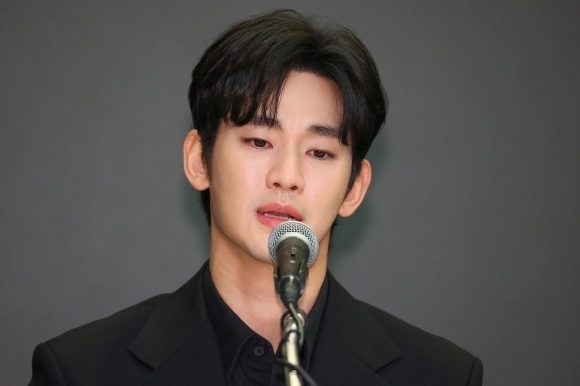 배우 김수현이 서울 마포구 스탠포트호텔에서 긴급 기자회견을 열고 고(故) 김새론이 미성년자일 때부터 교제했다는 의혹을 비롯한 각종 논란에 대해 입장을 밝히고 있다. 2025.3.31 연합뉴스