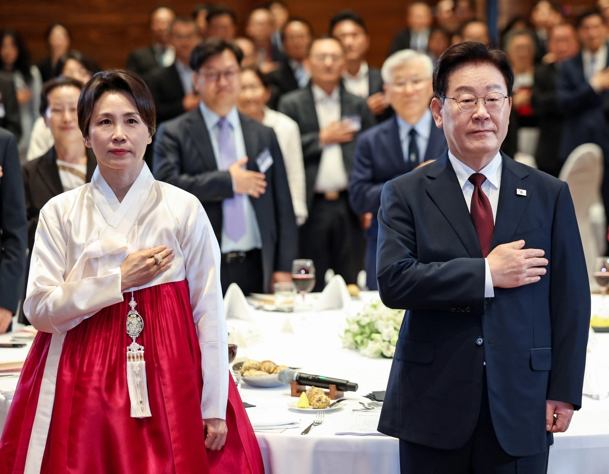 이재명 대통령과 김혜경 여사가 2일(현지시간) 독일 프랑크푸르트 한 호텔에서 열린 동포간담회에서 국기에 경례하고 있다. 2026.8.2 연합뉴스