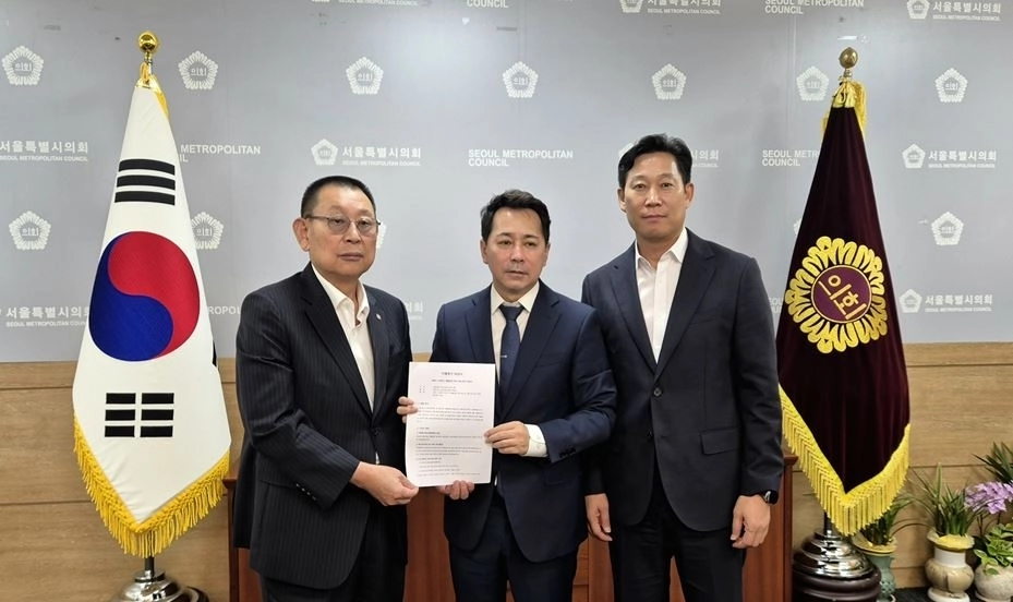 오른쪽부터 유주동 서울시의원, 임만균 서울시의회 의장, 박점곤 서울시버스노동조합 위원장. 서울시의회 제공