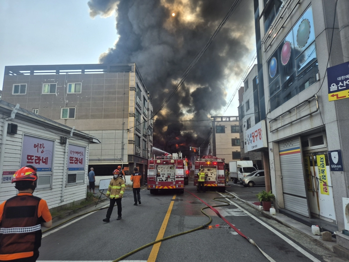 3일 오전 8시 20분쯤 울산 남구 한 페인트 업체에 불이 나 검은 연기가 주변에 퍼지고 있다. 울산소방본부 제공