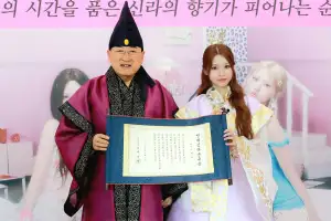 흙바닥서 춤추다가 ‘공주’ 됐다… “비천상 같아” 경주시장도 감탄, ‘신라복’ 입은 리센느
