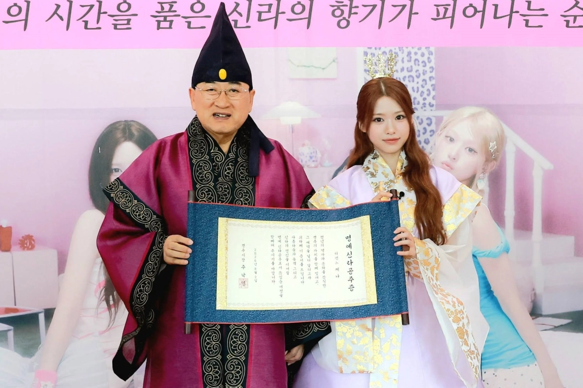 주낙영 경북 경주시장이 2일 경주시 홍보대사 위촉 기념식에서 고향이 경주인 그룹 리센느 멤버 제나에게 ‘명예신라공주증’을 수여하며 기념촬영을 하고 있다. 주 시장 페이스북 캡처
