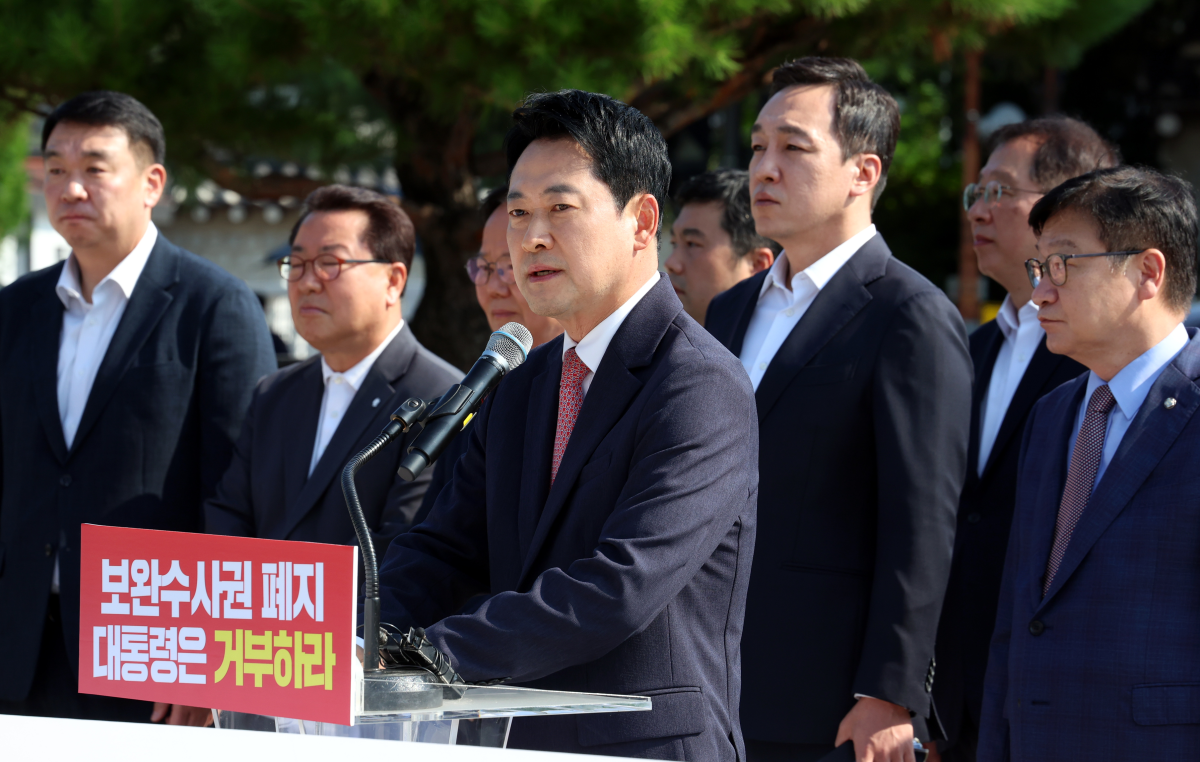 장동혁 국민의힘 대표가 3일 서울 종로구 청와대 분수대 앞에서 열린 보완수사권 폐지 악법 거부권 촉구 현장 최고위원회의에 참석해 발언하고 있다. 뉴시스