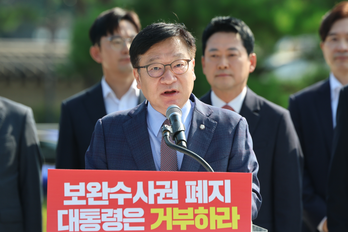 국민의힘 정점식 원내대표가 3일 청와대 사랑채 앞에서 열린 현장 최고위원회의에서 형사소송법 개정안에 대한 이대통령의 재의요구권 행사를 촉구하고 있다. 연합뉴스