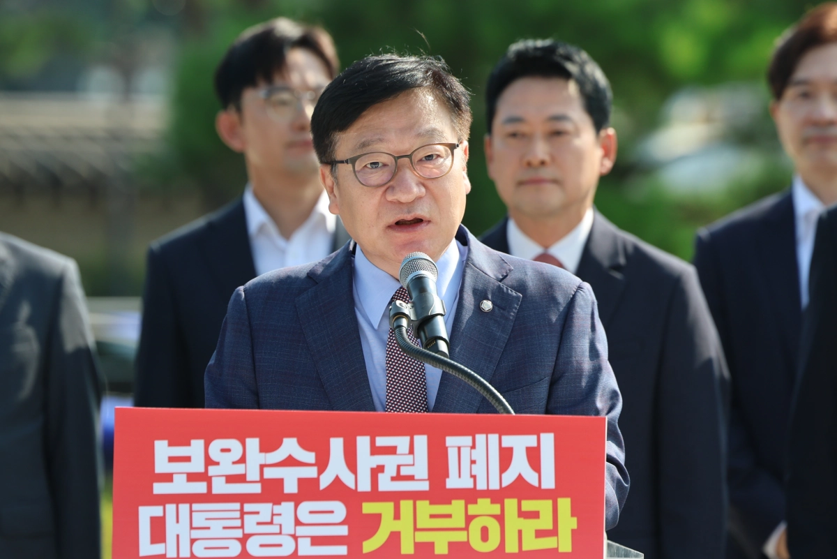 국민의힘 정점식 원내대표가 3일 청와대 사랑채 앞에서 열린 현장 최고위원회의에서 형사소송법 개정안에 대한 이대통령의 재의요구권 행사를 촉구하고 있다. 연합뉴스