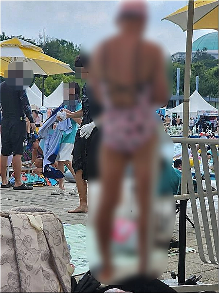 한강수영장에 원피스 수영복을 입은 남성. SNS 캡처