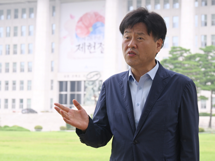 김용 더불어민주당 최고위원 후보가 지난달 16일 서울 여의도 국회의사당에서 서울신문과 인터뷰하고 있다. 안주영 전문기자