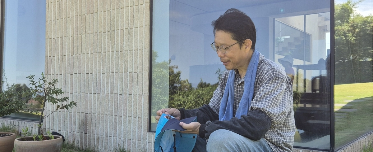 지난 2일 문태준 시인이 아내가 운영하는 제주시 애월읍 장전리 카페 ‘오롬마르’에서 풀을 뽑다가 잠시 휴식을 취하고 있다. 제주 강동삼 기자