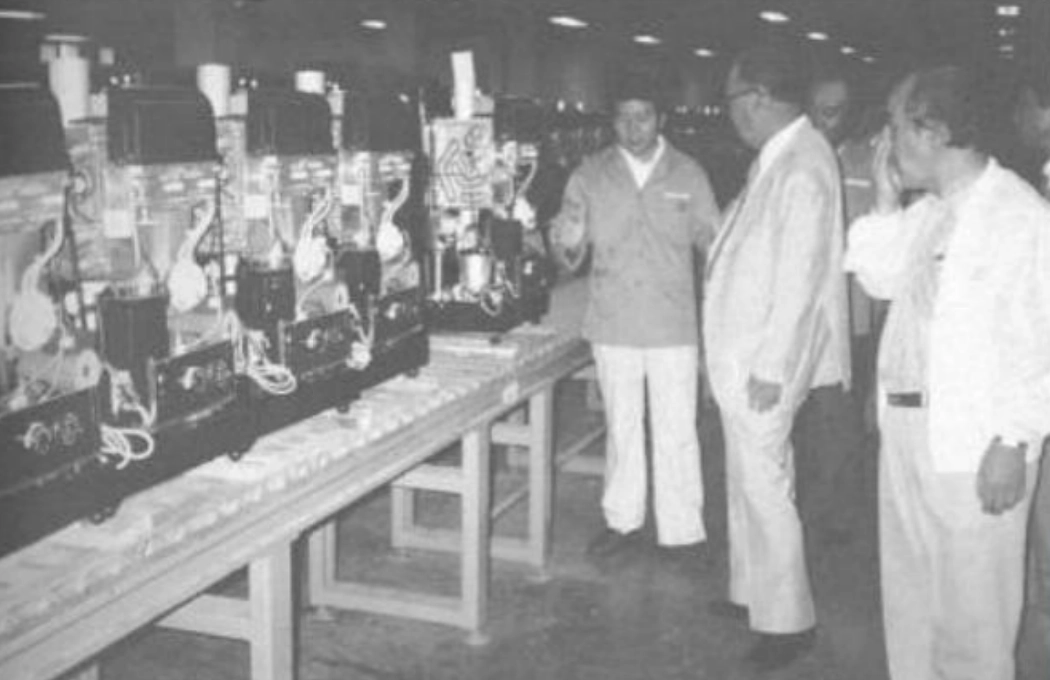 1990년 손도익(오른쪽애서 두 번쨰) 회장이 경동나비엔의 전신 경동기계 공장을 시찰하고 있다. 동암기념관 제공