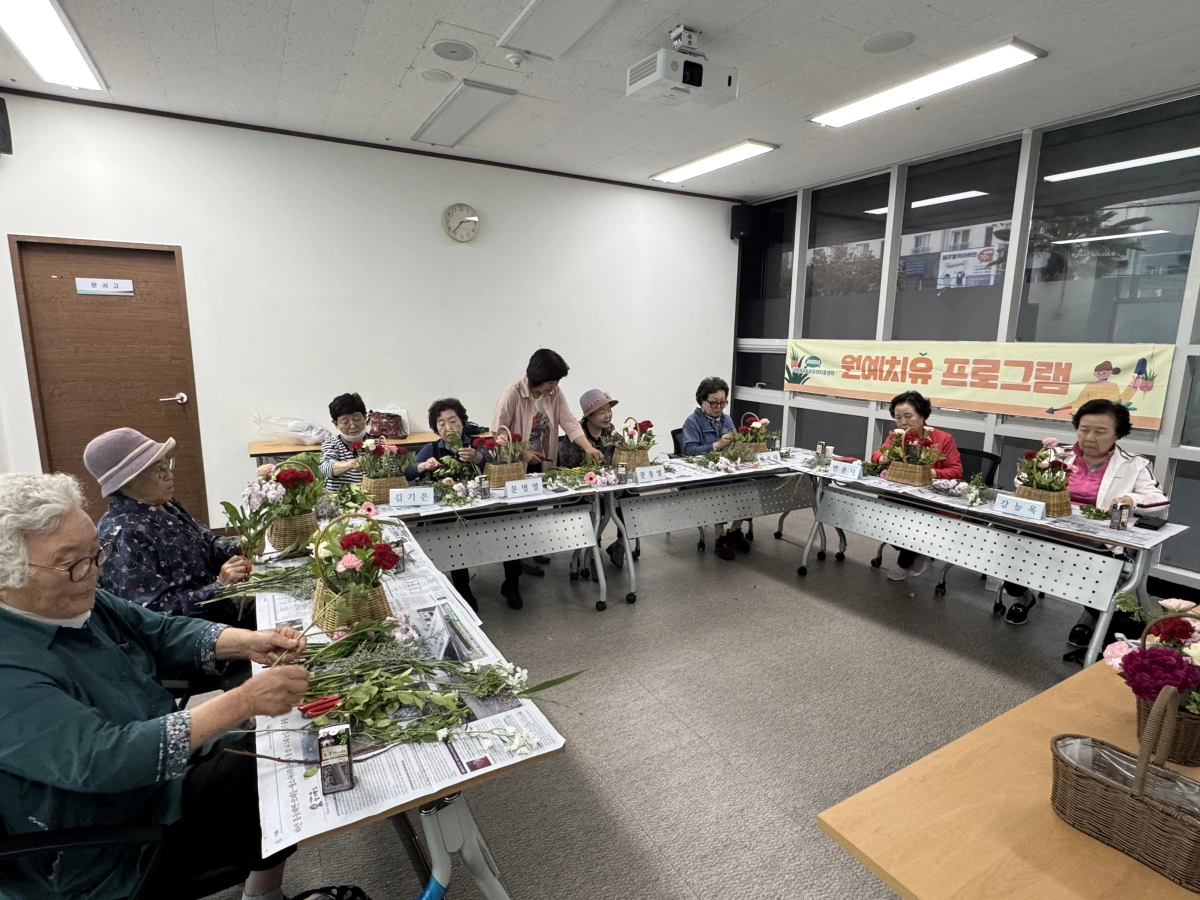 제주4·3 피해자들이 제주트라우마치유센터에서 원예치유프로그램을 듣고 있다. 제주도 제공