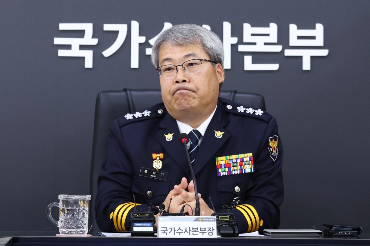 홍석기 국가수사본부장이 지난달 3일 서울 서대문구 경찰청에서 전국 수사지휘부 화상회의를 준비하고 있다. 연합뉴스