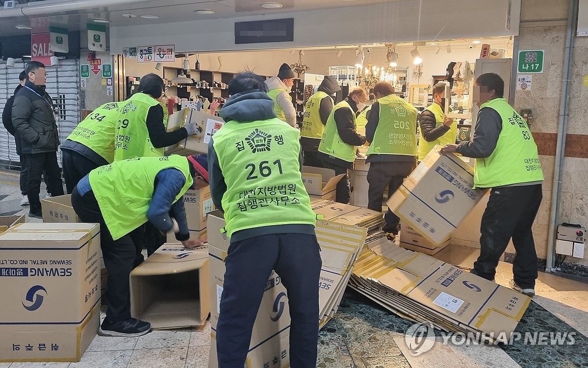 지난해 12월 12일 법원이 무단 점유 중인 대전 중앙로 지하도상가 점포에 대해  강제 집행을 나섰다. 서울신문 DB
