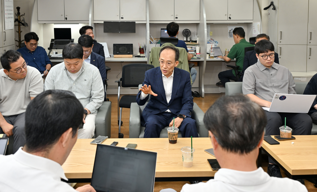 추경호 대구시장이 3일 시청 동인청사 기자실을 찾아 취재진의 질문에 답하고 있다. 대구시 제공