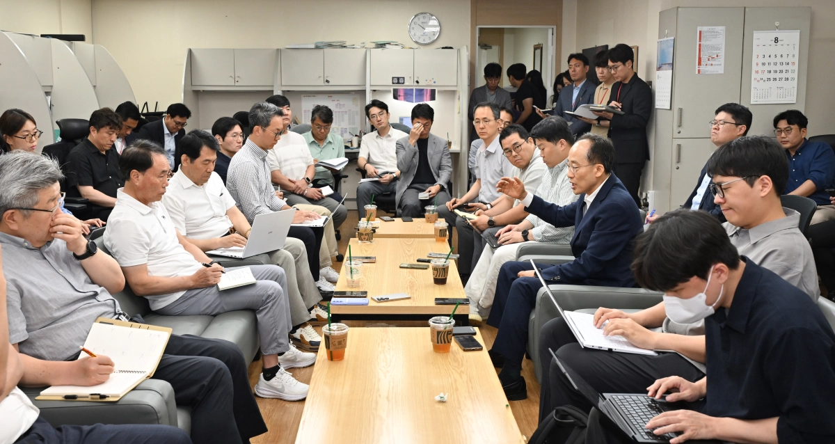 추경호 대구시장이 3일 시청 동인청사 기자실을 찾아 취재진의 질문에 답하고 있다. 대구시 제공