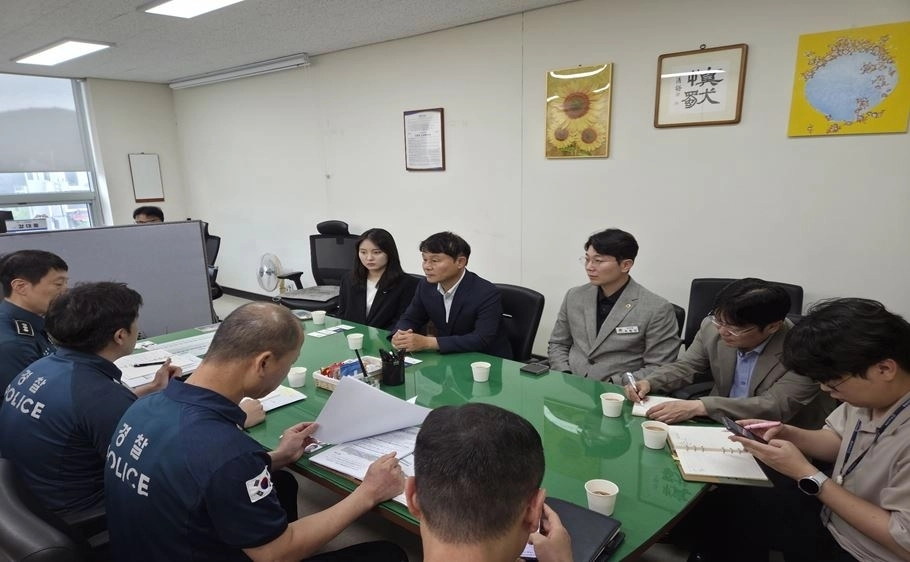 하남시의회 정병용 의장과 조창민 부의장, 김어진 의원이 지난 7월 31일 하남경찰서를 방문해 경찰 관계자들과 미사강변지구대 중심지역관서 운영 및 지역 치안서비스 개선 방안을 논의하고 있다. 하남시의회 제공