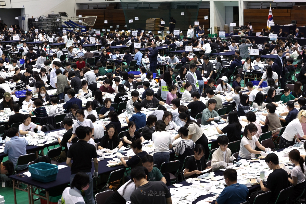 6·3지방선거일인 3일 서울 관악구 서울대학교 체육관에 마련된 개표소에서 개표 작업이 진행되고 있다. 2026.6.3 홍윤기 기자