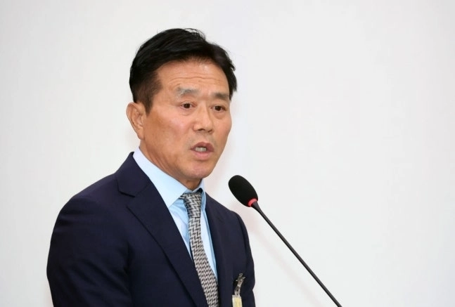 문진희 대한축구협회 심판위원장이 2025년 10월 27일 서울 여의도 국회에서 열린 문화체육관광위원회의 대한체육회 등 국정감사에서 질문에 답하고 있다. 뉴시스