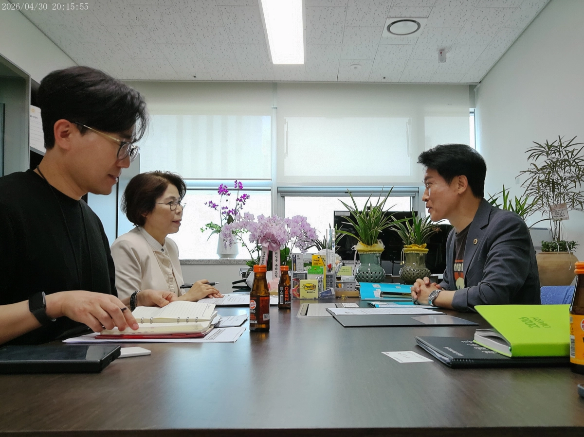 ▲ 김영훈 의원이 31일 경기도교육청 노사협력과 관계자들과 간담회를 열고 장애인 의무고용 이행 실태와 고용부담금 대응 방안에 대해 논의하고 있다. (사진=경기도의회)