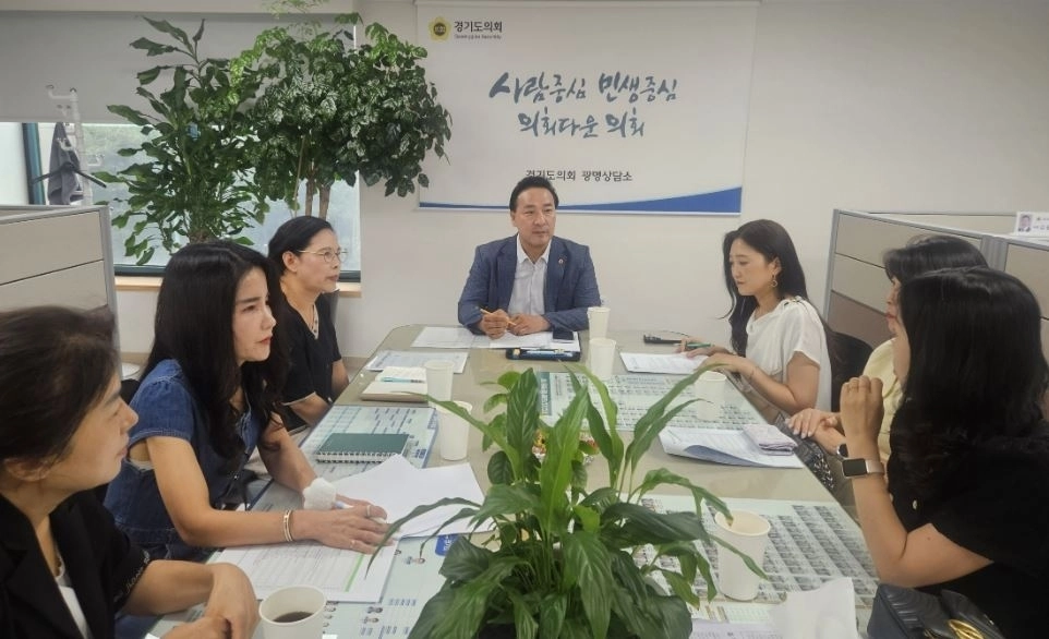 ▲ 지난 7월 30일 공공형어린이집 및 가정어린이집 관계자와 정담회 개최한 김용성 의원(사진=경기도의회)