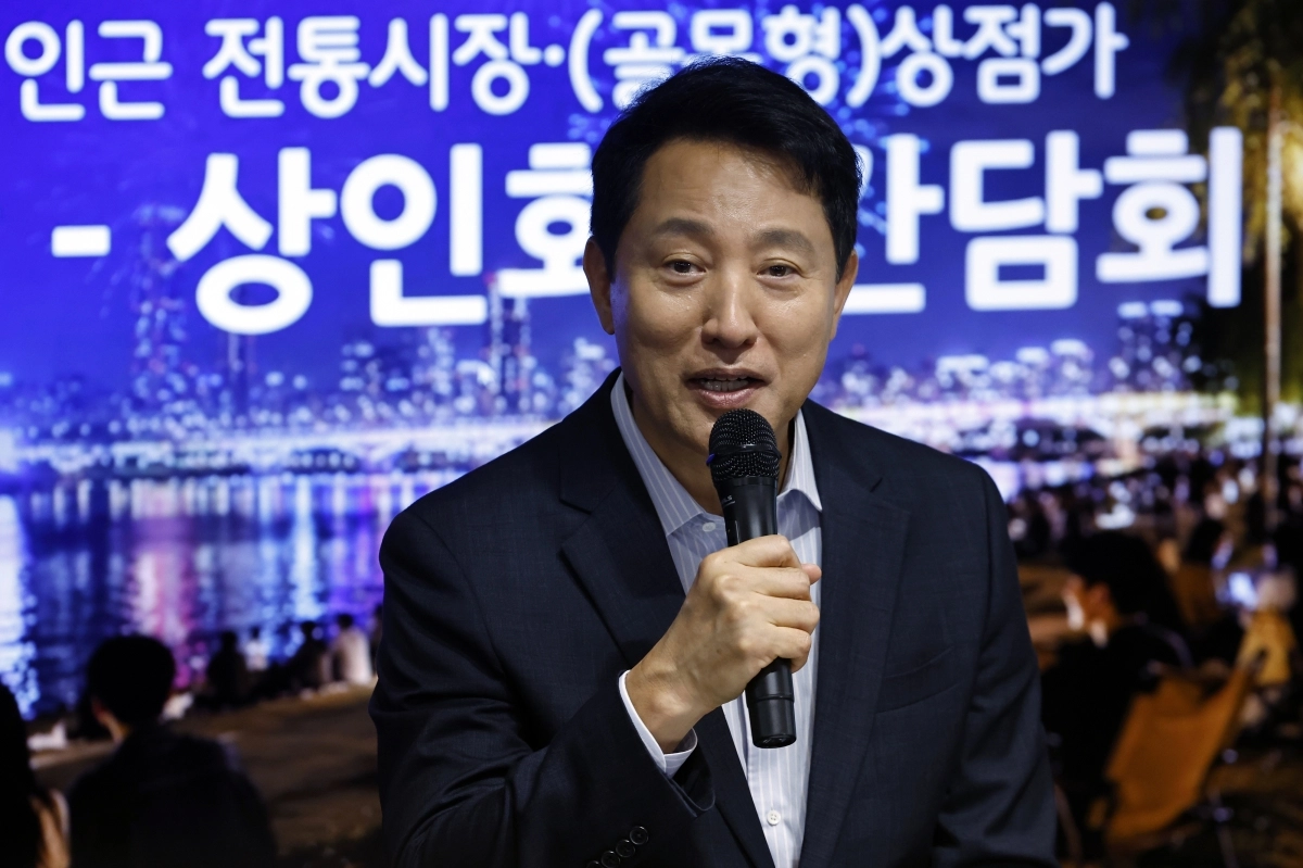오세훈 서울시장이 지난달 31일 광진구 자양동 뚝섬한강공원 복합문화공간 한강플플에서 지역 상인회 관계자들과 상점가 활성화 간담회를 하고 있다.  뉴스1