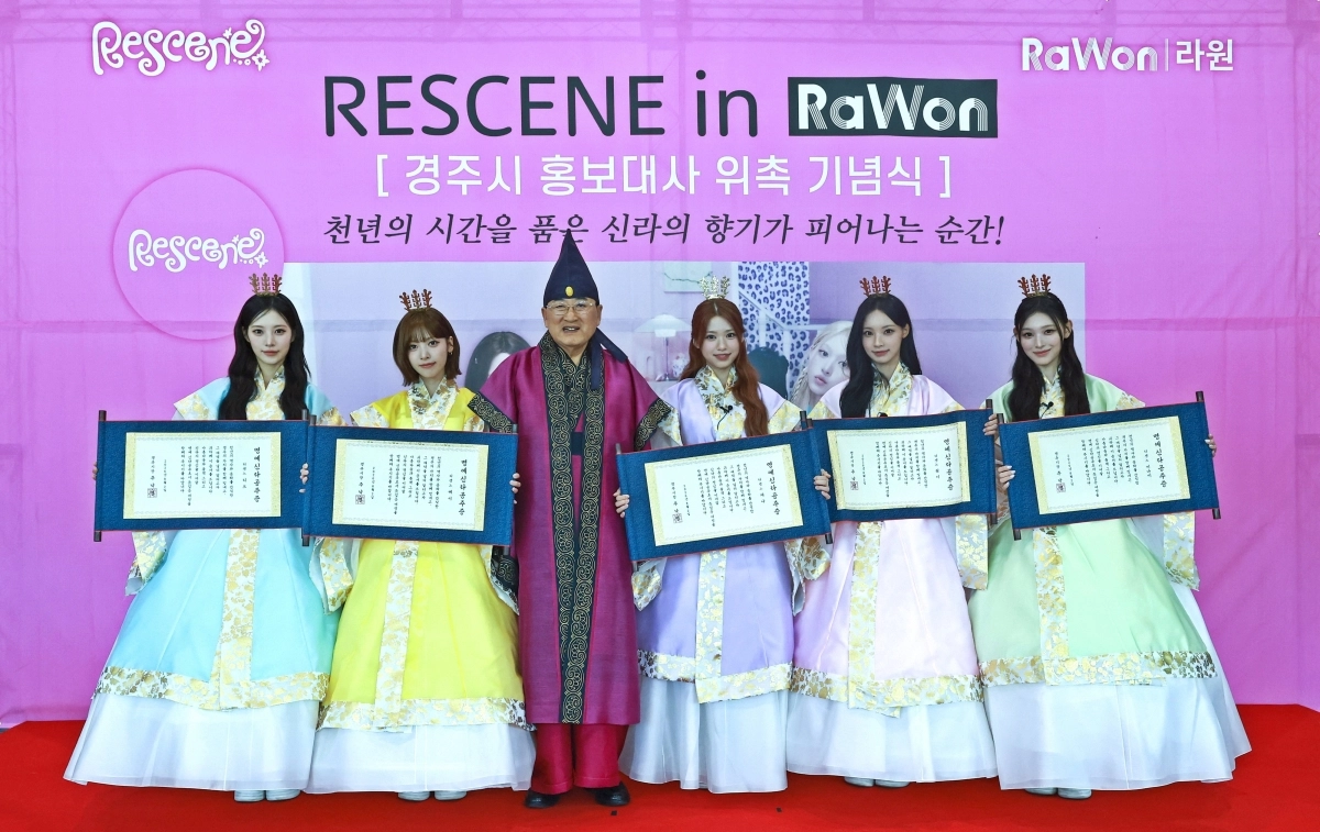경북 경주시 홍보대사인 걸그룹 리센느와 주낙영 경주시장. 경주시 제공