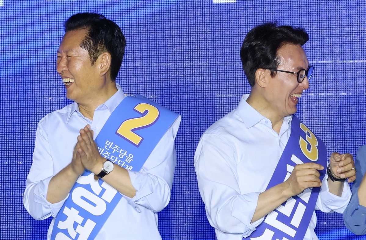 정청래, 김민석 당 대표 후보가 지난 2일 부산 벡스코에서 열린 더불어민주당 당대표·최고위원 순회경선 합동연설회에서 미소 짓고 있다. 2026.8.2. 연합뉴스