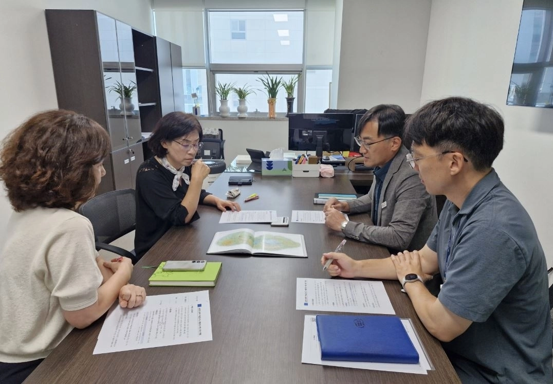 3일 의원실에서 경기도가 추진 중인 ‘공공형 은퇴자 마을 시범조성 사업’의 추진 현황을 보고받은 김미경 의원(사진=경기도의회)