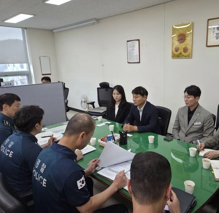 조창민 하남시의원이 지난 7월 31일 하남경찰서를 방문해 경찰 관계자들과 감일지역 지구대 신설 및 주민 치안서비스 개선 방안을 논의하고 있다. 하남시의회 제공