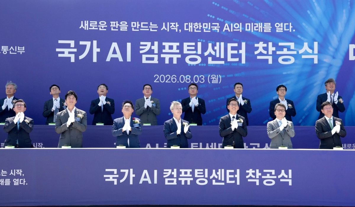민형배 전남광주통합특별시장이 3일 해남 솔라시도 기업도시 내 국가 AI 컴퓨팅센터 건설부지에서 참석자들과 ‘국가 AI 컴퓨팅센터 착공식’을 하고 있다. 전남광주통합특별시 제공