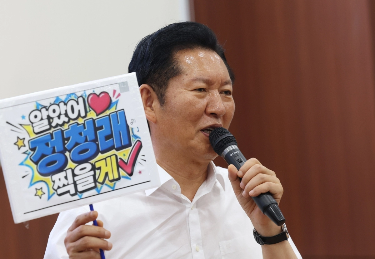 원주서 지지 호소하는 정청래 후보