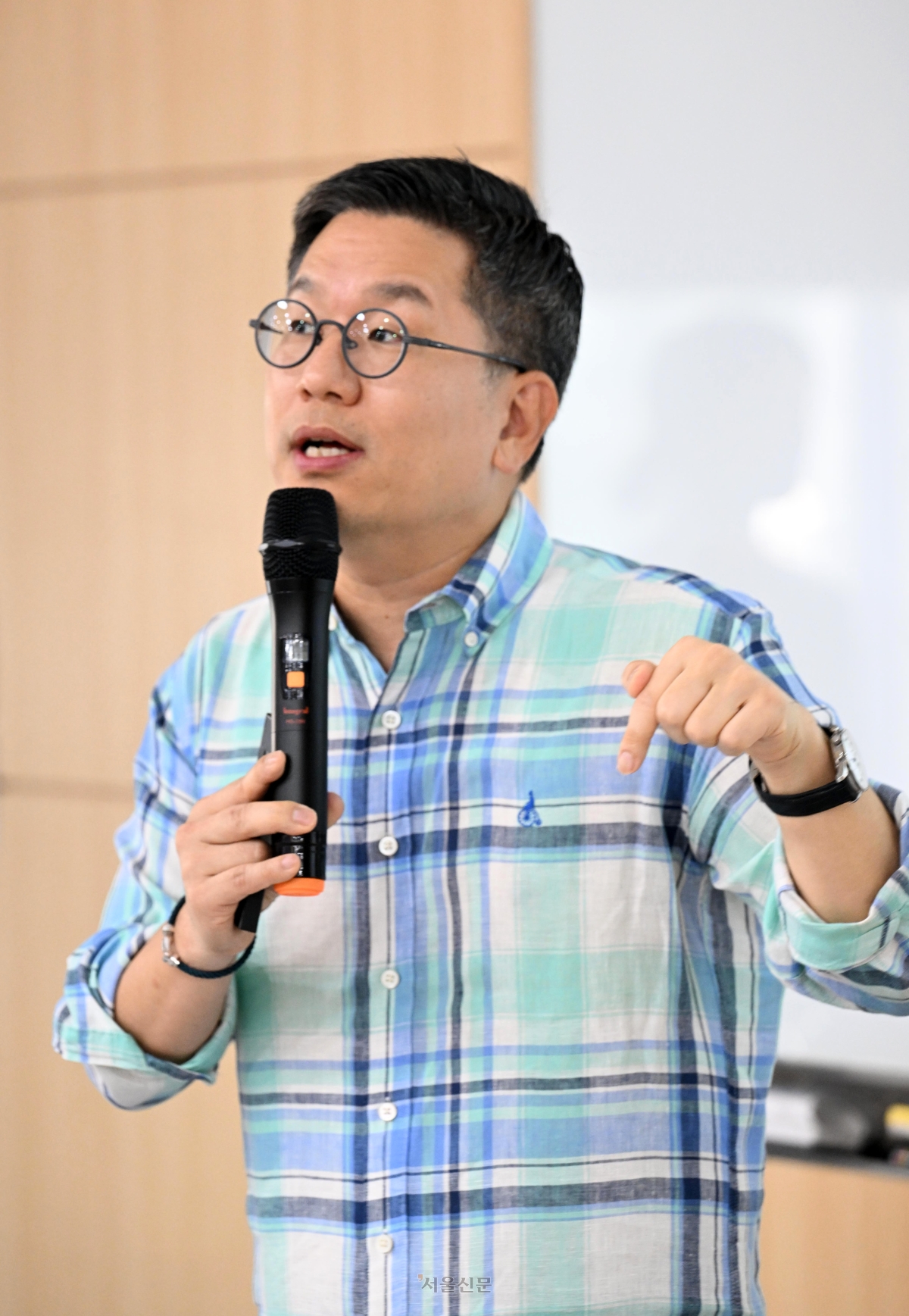 3일 오후 서울 관악구 서울대학교 융합관에서 열린 ‘K-과학인재 아카데미 고등학생 캠프 입소식’에서 이찬 교수가 일정을 설명하고 있다. 2026.8.3 도준석 전문기자