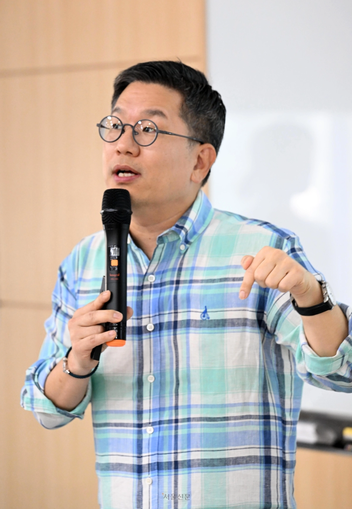 3일 오후 서울 관악구 서울대학교 융합관에서 열린 ‘K-과학인재 아카데미 고등학생 캠프 입소식’에서 이찬 교수가 일정을 설명하고 있다. 2026.8.3 도준석 전문기자
