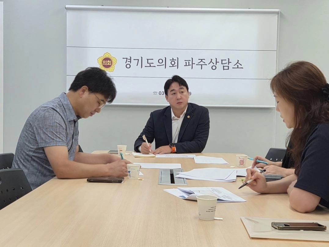 ▲ 3일 파주상담소에서 운정중앙중학교 교장 및 학부모 대표 등 관계자들과 정담회를 갖은 손성익 의원(사진=경기도의회)