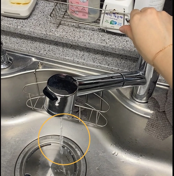 서귀포시 표선면 한 주민의 집 싱크대 수돗물을 틀었지만 물이 졸졸 나오는 모습. 독자 제공
