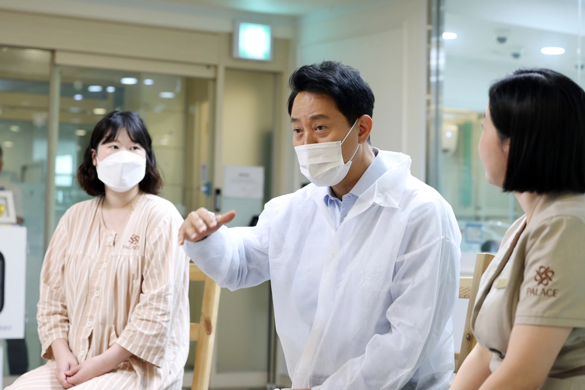 오세훈(가운데) 서울시장이 3일 양천구의 ‘서울형 안심 산후조리원’에서 산모들과 대화하고 있다. 서울시 제공