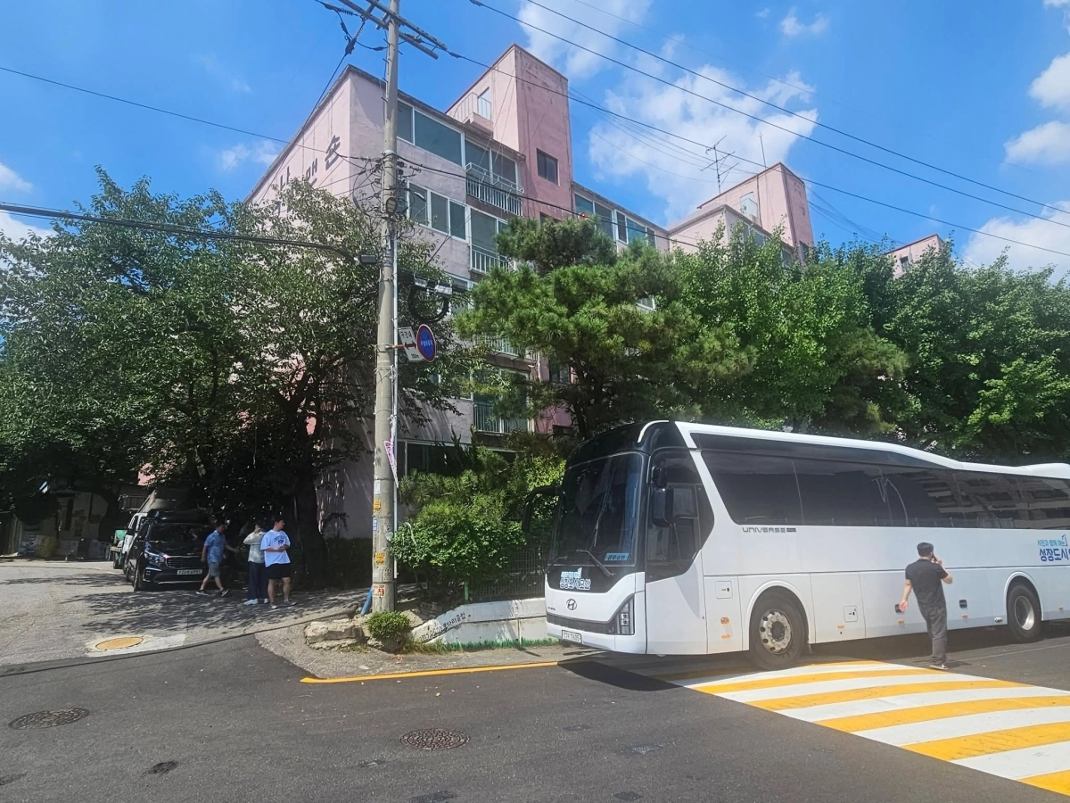 2일 낮 폭염경보가 내려진 가운데 변압기 고장으로 정전이 발생한 오산시 은계동 영산그린맨션에 긴급 투입된 시청 냉방버스. 오산시 제공