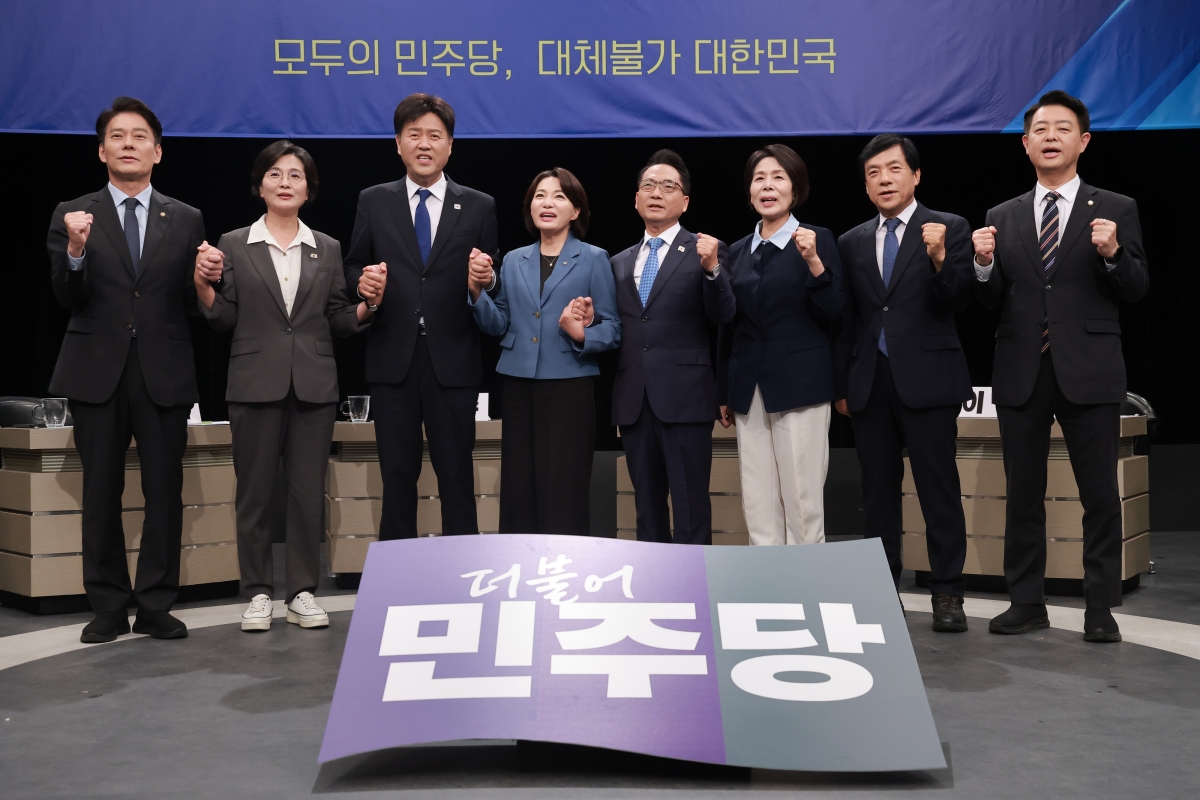 더불어민주당 최고위원 후보들이 3일 경기 부천시 OBS경인TV에서 열린 최고위원 후보자 방송토론회에 참석해 기념 촬영하고 있다. 왼쪽부터 한민수·임미애 ·김용·서미화·박선원·최민희·이성윤·김영호 후보.  2026.8.3 국회사진기자단