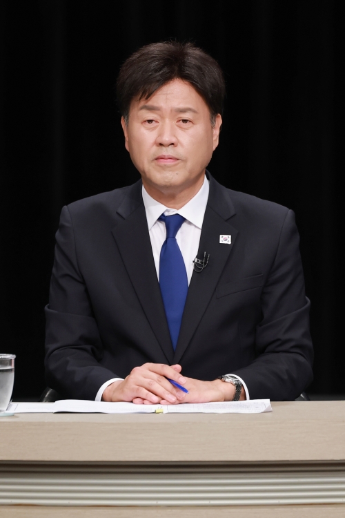 더불어민주당 김용 최고위원 후보가 3일 경기 부천시 OBS경인TV에서 열린 최고위원 후보자 방송토론회에 참석해 있다.  2026.8.3 국회사진기자단